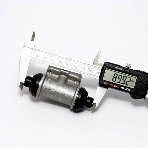 Silver metallic 11/16 rear wheel brake cylinder with black seals measured 89.92 mm for nissan datsun bluebird u11