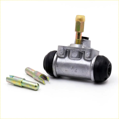 Silver 3/4 inch rear drum brake cylinder with black rubber boots and brass threaded rod for nissan 720 navara d21
