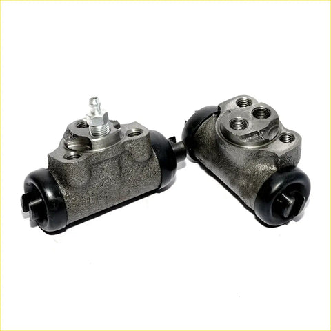 Pair of gray cast iron rear brake cylinders with black rubber caps and metal fittings for mitsubishi pajero montero sport