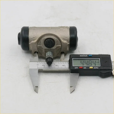 Rear wheel brake cylinder for toyota hilux kun26 sr5 2005-2015 gray metallic with black rubber caps and threaded bolt
