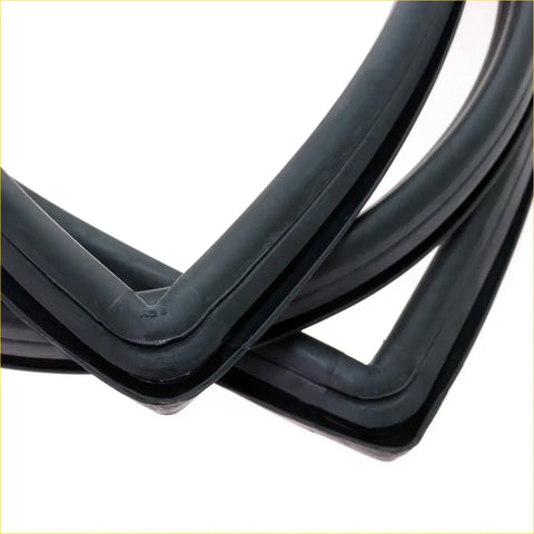 Black rubber rear windshield weatherstrip for nissan datsun 510 with smooth flexible texture and reinforced corners