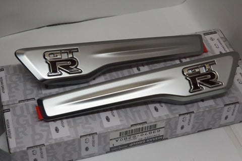 Nissan R35 GT-R 2 x Nissan Front Fender Emblem Set (2007–2023)